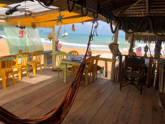 Beachfront Hut Upstairs Astra - Beach Shack Chalet Kampong Juara Exterior foto
